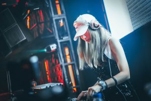 Make your DJ performance a big party with simulated sound functions!